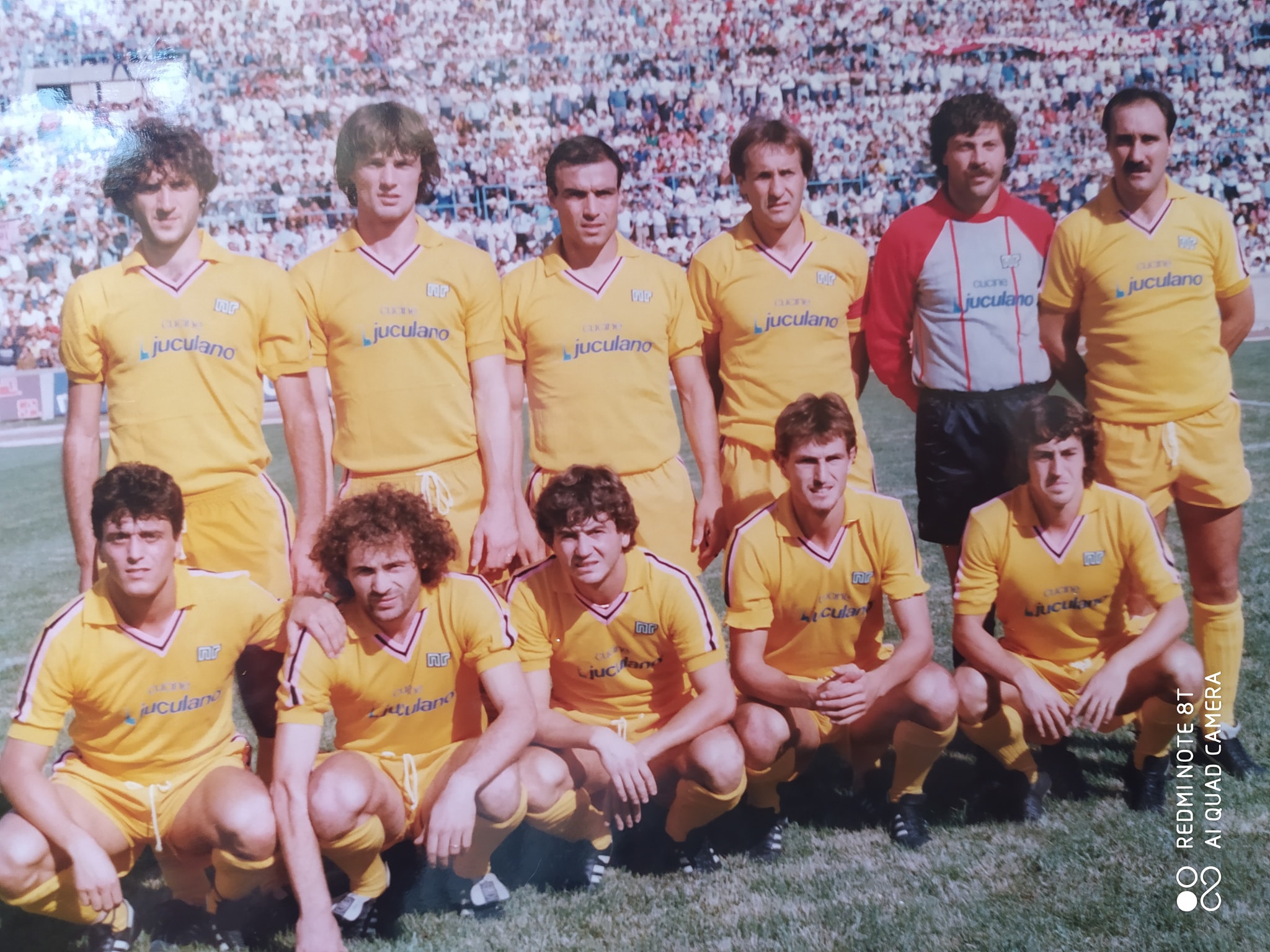 Palermo
            1984�85 gialla con colletto e bordini rosanero